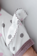 Komplet za punčko z volančki in pikicami