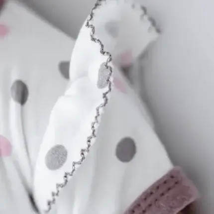 Komplet za punčko z volančki in pikicami